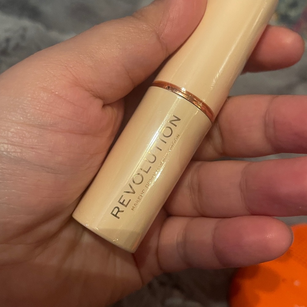 Revolution Fast Base Stick Foundation - Picture 4 of 5